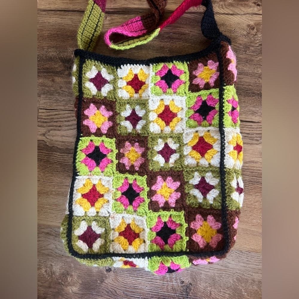 Crocheted ladies tote very good condition colorful lined with Velcro fasten - Picture 6 of 9